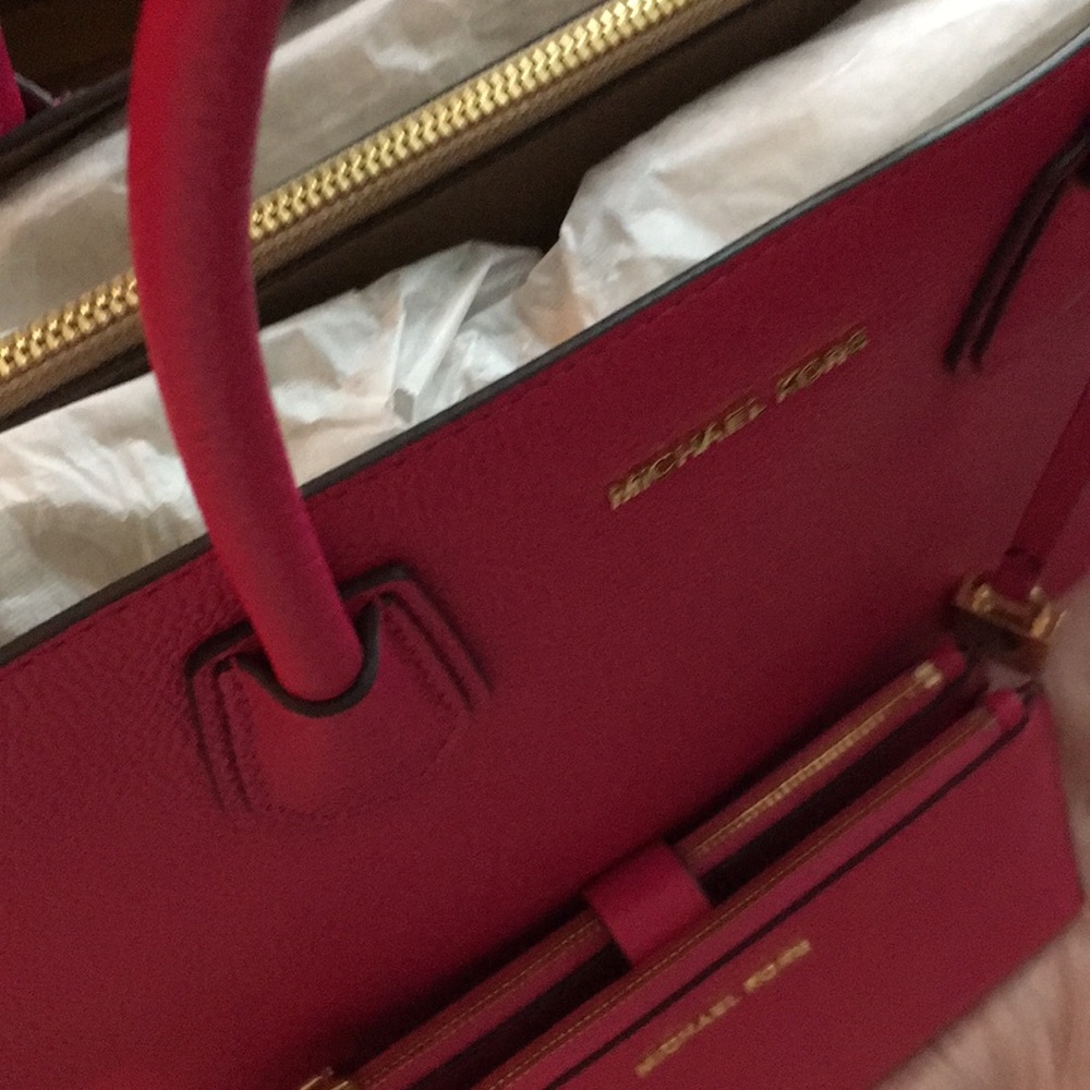 Michael Kors HOT PINK handbag with wallet - Picture 3 of 5